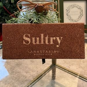 Anastasia Beverly Hill eyeshadow palette in Sultry.